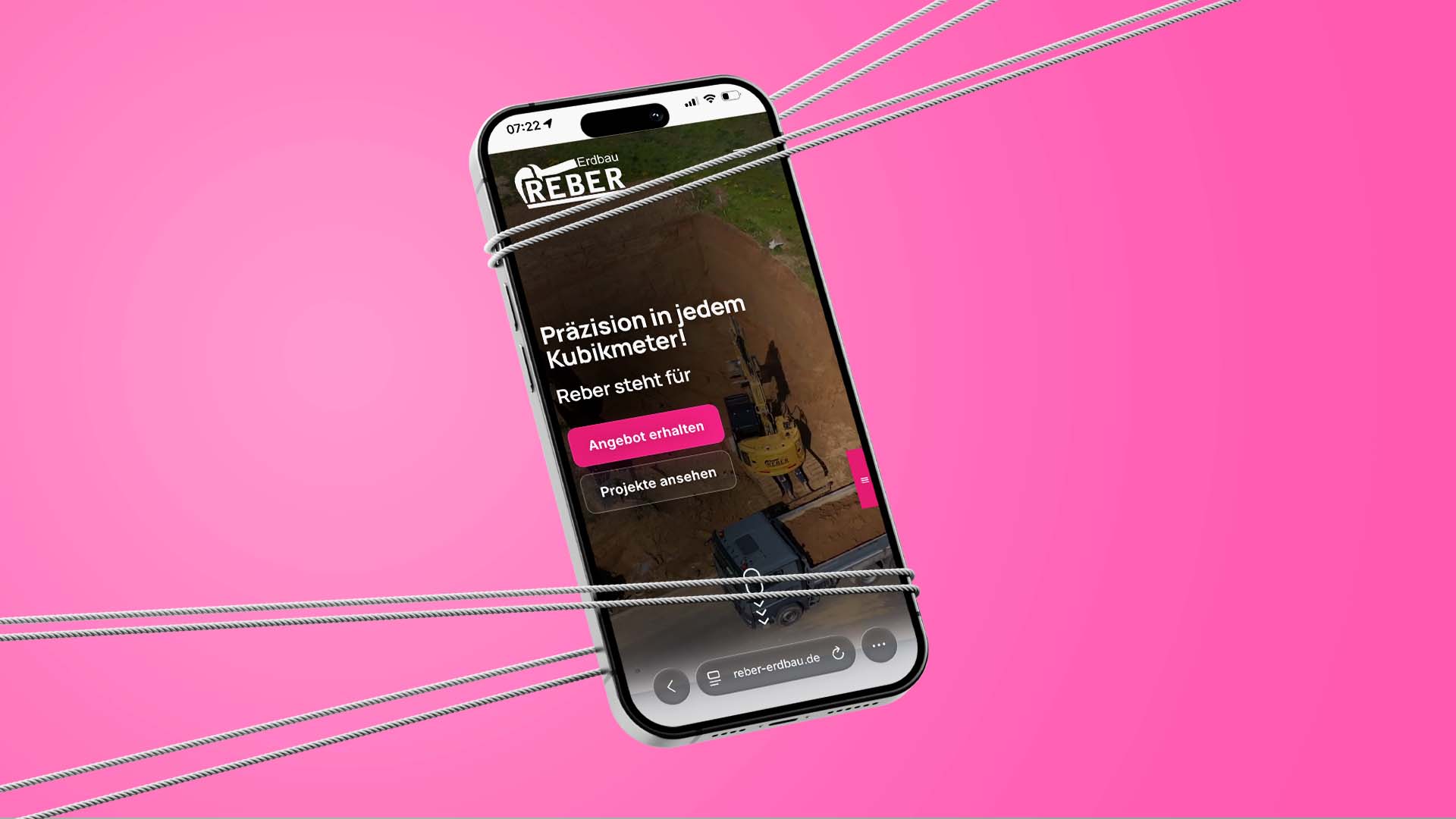 Smartphone zeigt die mobile Website von Reber Erdbau mit dem Text Präzision in jedem Kubikmeter und den Buttons Angebot erhalten und Projekte ansehen.