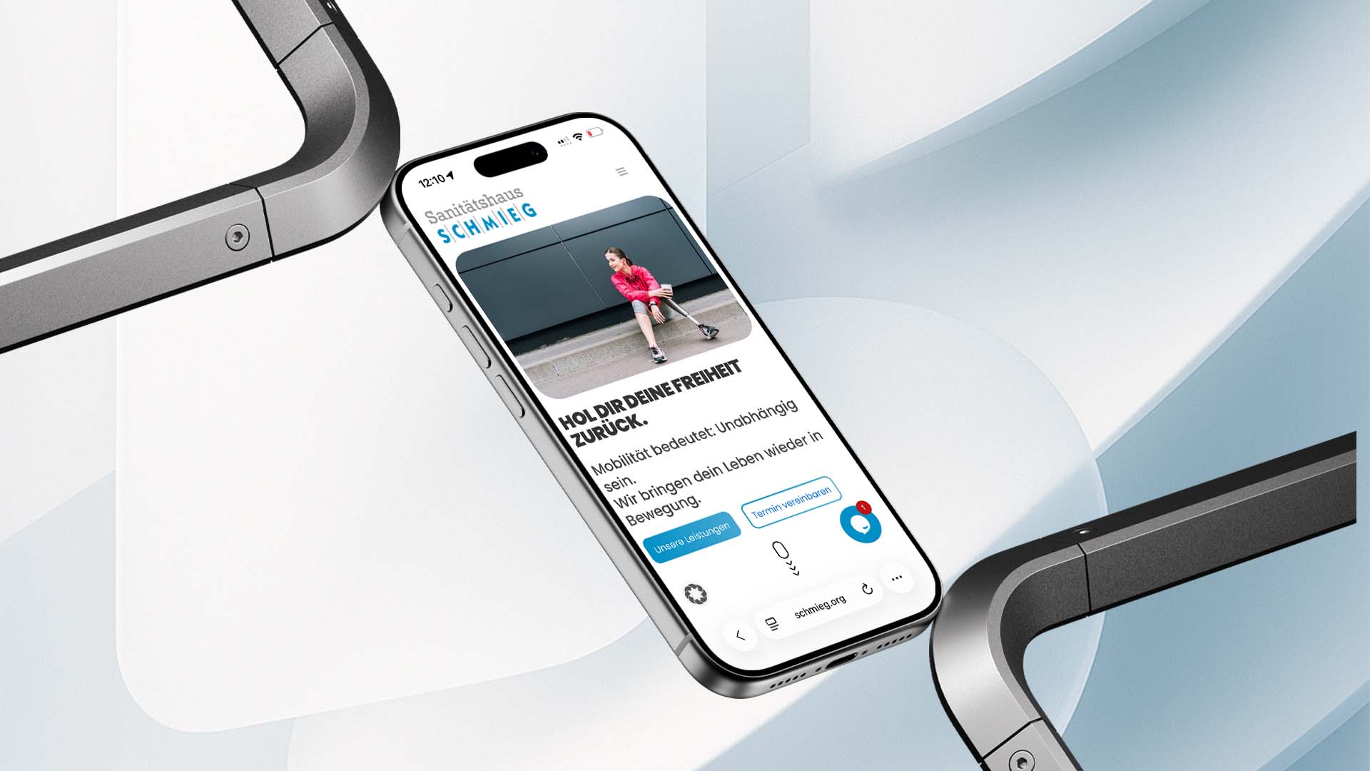 Smartphone zeigt die mobile Website von Sanitätshaus Schmieg mit der Headline Hol dir deine Freiheit zurück und den Buttons Unsere Leistungen und Termin vereinbaren.