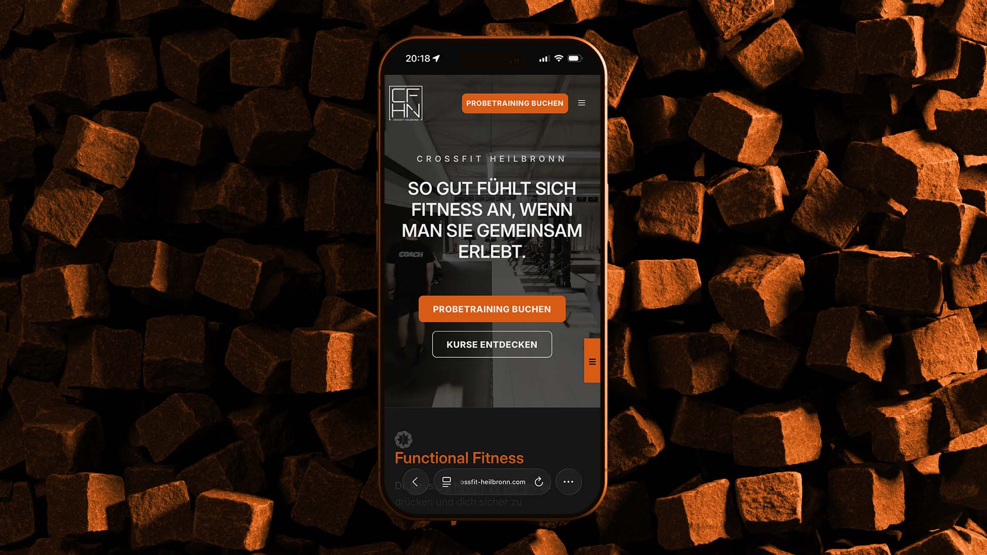 Smartphone zeigt die mobile Website von CrossFit Heilbronn mit der Headline So gut fühlt sich Fitness an, wenn man sie gemeinsam erlebt und dem Button Probetraining buchen.