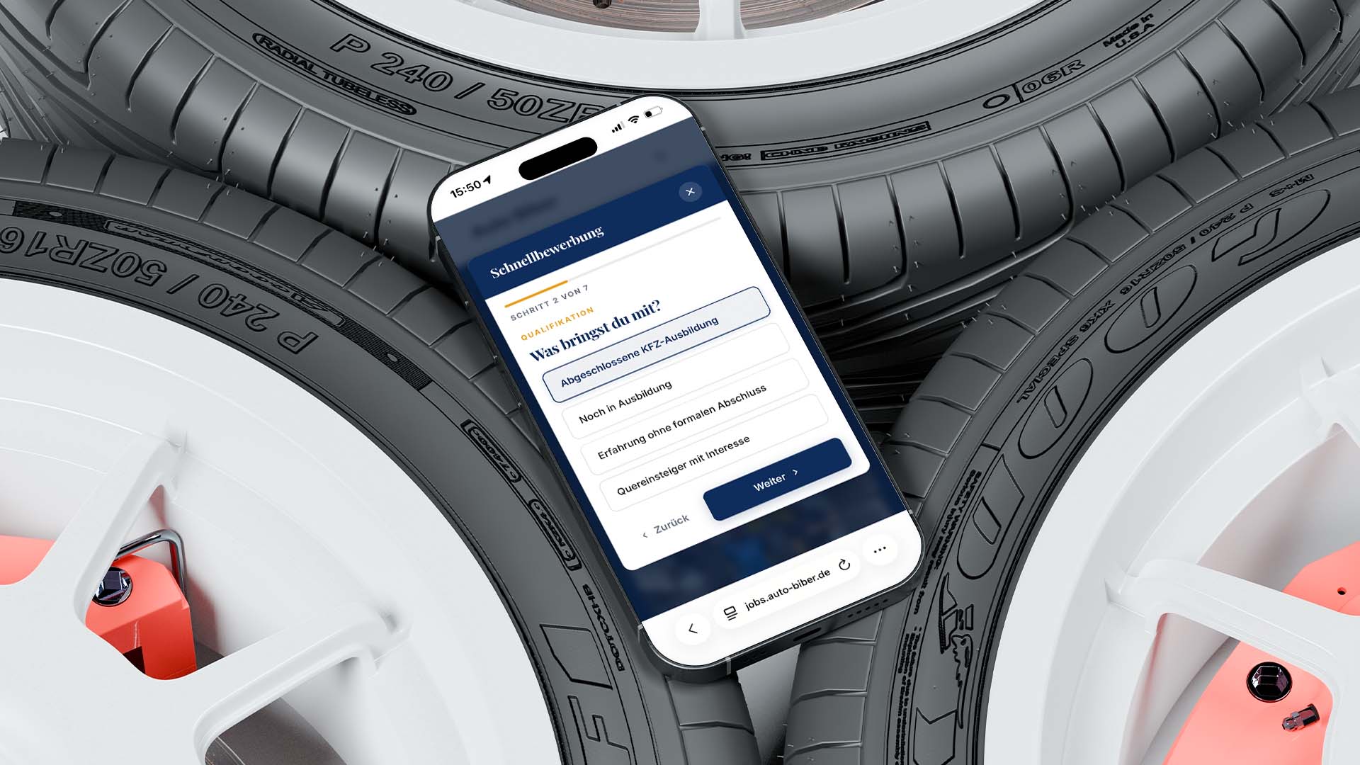 Smartphone mit geöffnetem Quick-Bewerbungsmodul für das Auto Biber Karriereportal, umgeben von Autoreifen und Felgen.